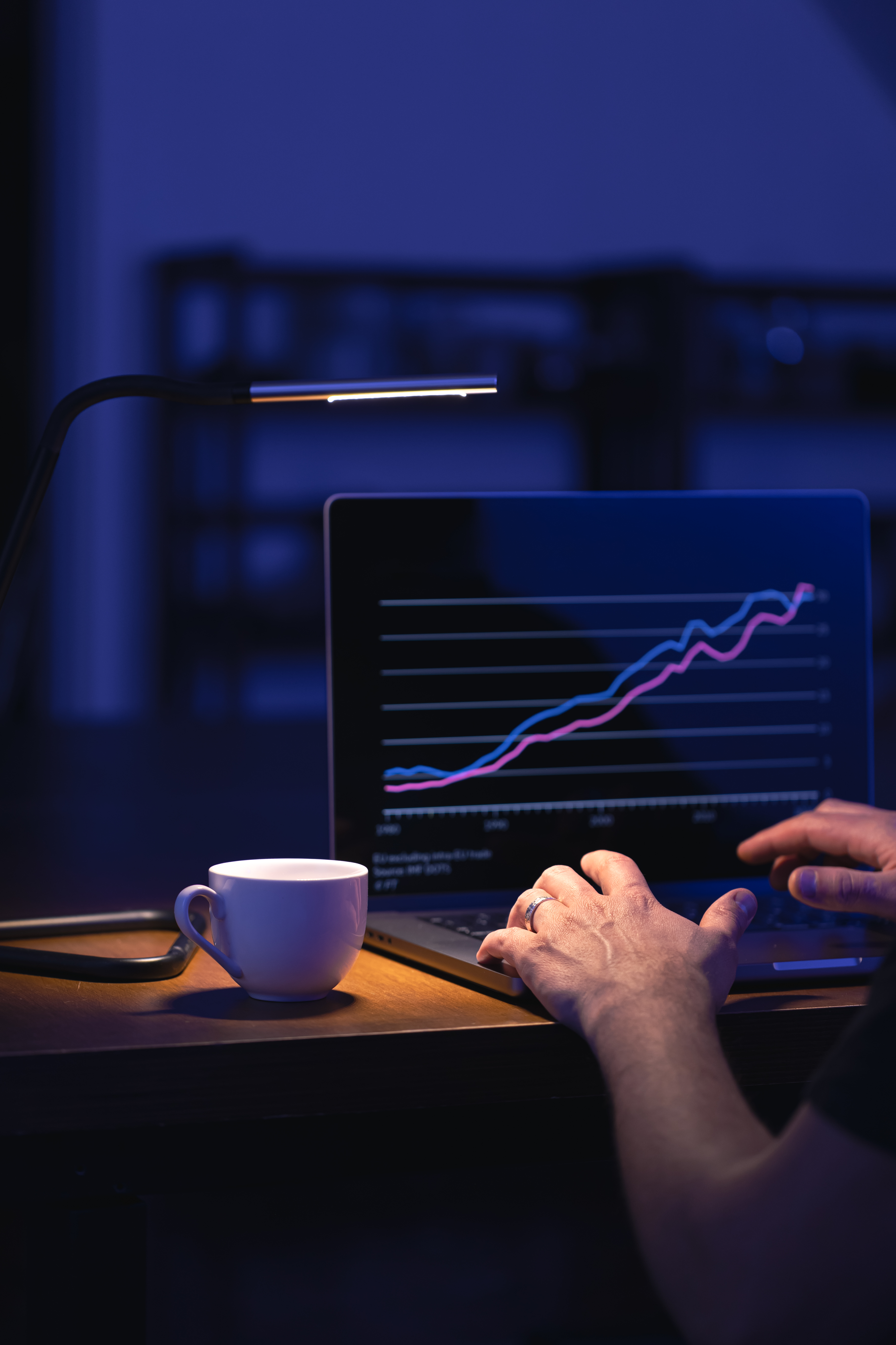 corredor-mirando-el-portatil-analizando-el-mercado-de-valores-invertir-en-el-comercio-de-acciones-grafico