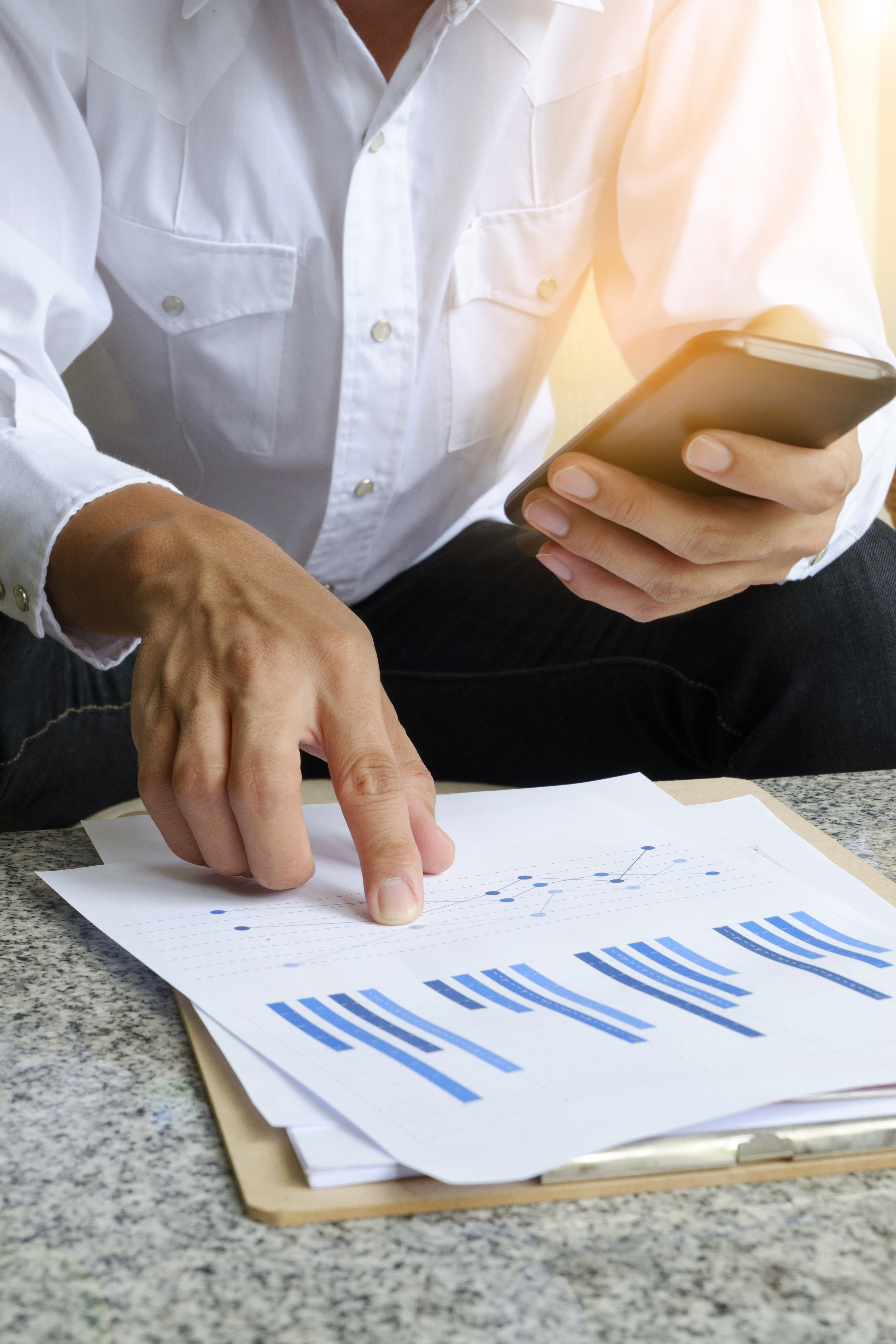 hombre-de-negocios-la-celebracion-de-telefono-movil-con-el-analisis-grafico-financiero-en-tableta-concepto-de-estrategia-idea-de-negocio-concepto-de-negocio